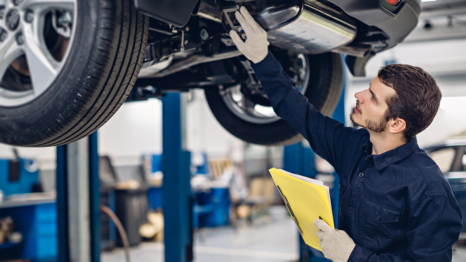 Mekaniker fra Fix & Drive inspiserer eksosanlegget på bilen